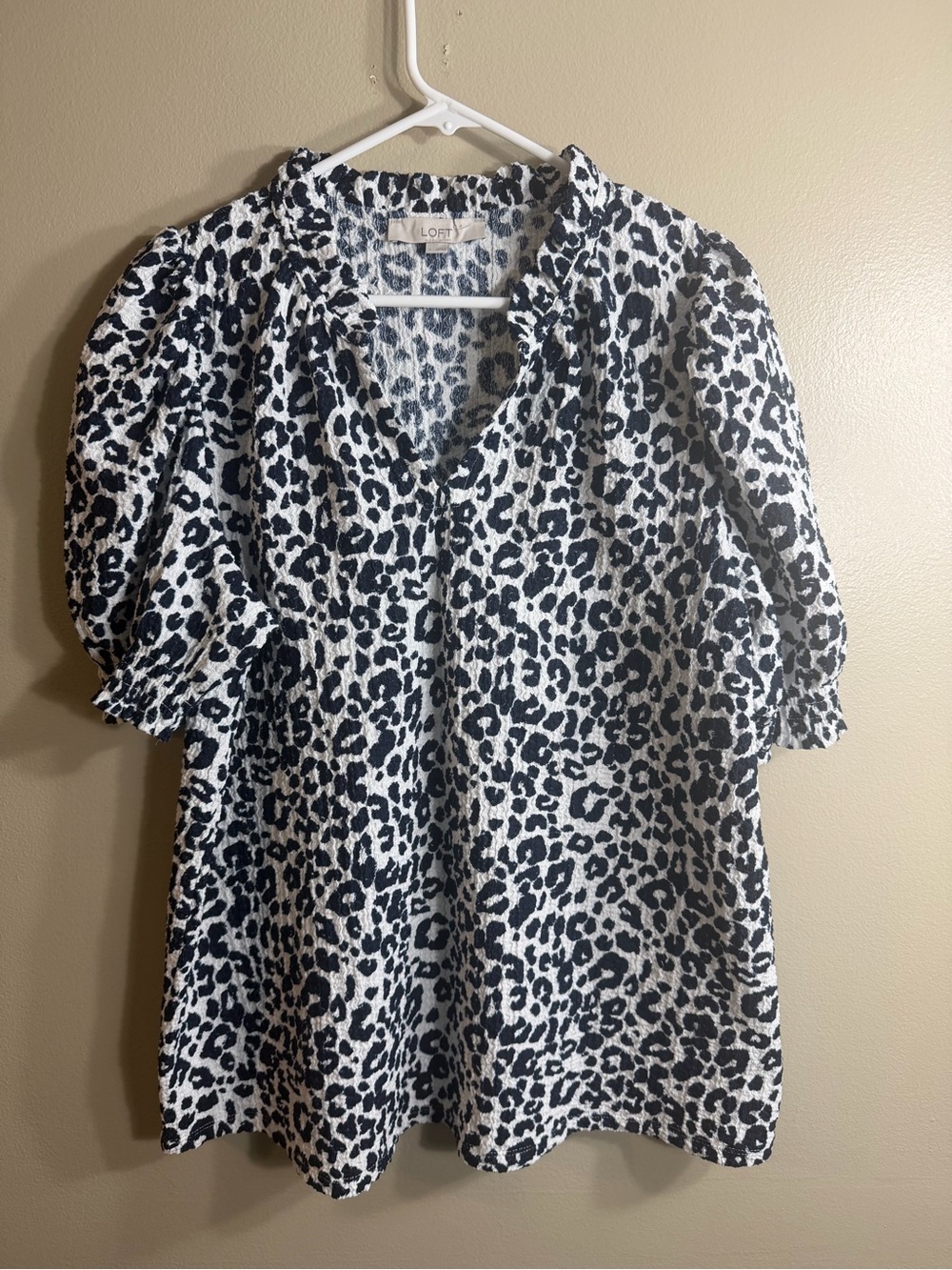 LOFT Dark Navy White Leopard Print Puff Sleeve Textured Blouse Large - Picture 2 of 9